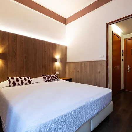 Italia ホテル 3*